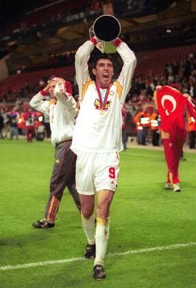 Hakan Sükür (Galatasaray) präsentiert stolz den UEFA-Europapokal Fußball EC 3 Herren UEFA-Cup 1999 2000, Finale, Endspiel, Europacup, Europa-Pokal, Europapokal, Galatasaray Istanbul Einzelbild Kopenhagen Freude, Begeisterung