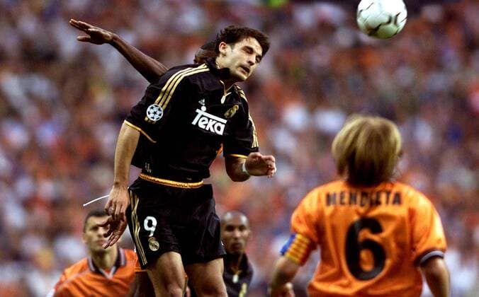 Fernando Morientes (Real) setzt sich mit dem Kopf durch Fußball EC 1 Herren Champions League 1999 2000, Finale, Finalspiel, Endspiel, FC Valencia - Real Madrid 0:3 (Spanien) Gruppe Stade de France Paris St. Denis