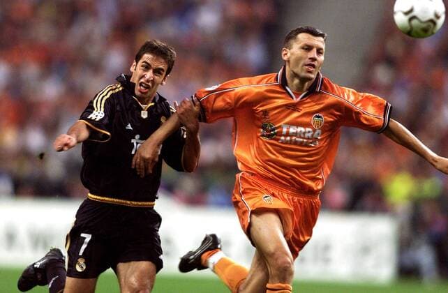 Raul Gonzalez (Real, li.) gegen Miroslav Djukic (Valencia) Fußball EC 1 Herren Champions League 1999 2000, Finale, Finalspiel, Endspiel, FC Valencia - Real Madrid 0:3 (Spanien) Gruppe Stade de France Paris St. Denis Kampf,