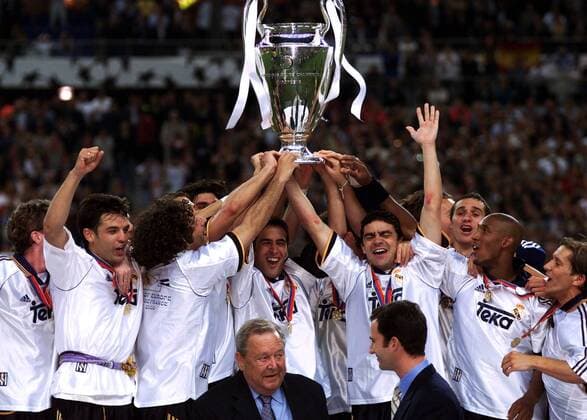 Real jubelnd mit dem Silberpokal, v.l.: Fernando Morientes, Ivan Campo, Raul Gonzalez, Manuel Sanchis, Ivan Helguera, Nicolas Anelka, Michel Salgado, vorn Lennart Johansson (Schweden, UEFA Präsident) Fußball EC 1 Herren Champions League 1999 2000, Finale, Finalspiel, Endspiel, Real Madrid (Spanien) Totale Stade de France Paris St. Denis Freude, Begeisterung,