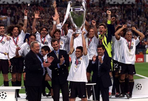 Manuel Sanchis (Real) stemmt den Silberpokal in die Höhe, das ganze Team jubelt im Hintergrund, links Lennart Johansson (Schweden, UEFA Präsident) Fußball EC 1 Herren Champions League 1999 2000, Finale, Finalspiel, Endspiel, Real Madrid (Spanien) Totale Stade de France Paris St. Denis Freude, Begeisterung,