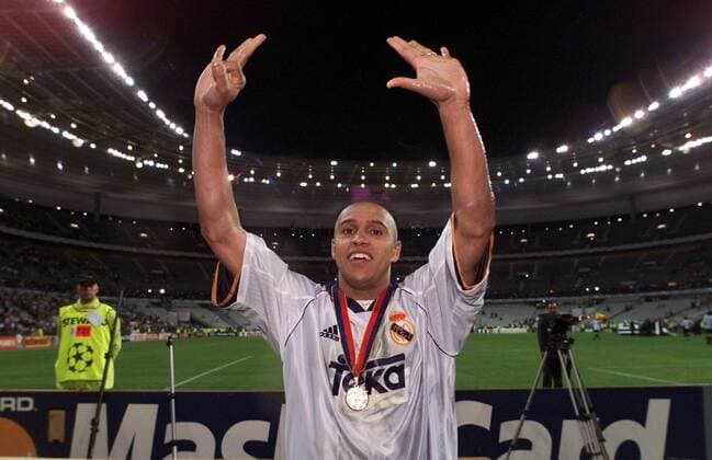 Roberto Carlos (Real) jubelnd Fußball EC 1 Herren Champions League 1999 2000, Finale, Finalspiel, Endspiel, Real Madrid Einzelbild Stade de France Paris St. Denis Glück, Freude, Begeisterung,