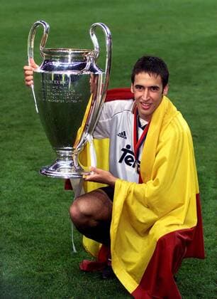 Raul Gonzalez (Real) präsentiert stolz den Silberpokal Fußball EC 1 Herren Champions League 1999 2000, Finale, Finalspiel, Endspiel, Real Madrid Einzelbild Stade de France Paris St. Denis Glück, Freude,