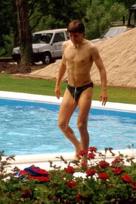 Andreas Möller (Deutschland) am Swimmingpool vom Mannschaftsquartier Fußball WM Herren Weltmeisterschaft 1990, Nationalmannschaft, Nationalteam, BR Deutschland, BRD Einzelbild Castello di Casiglio Erba