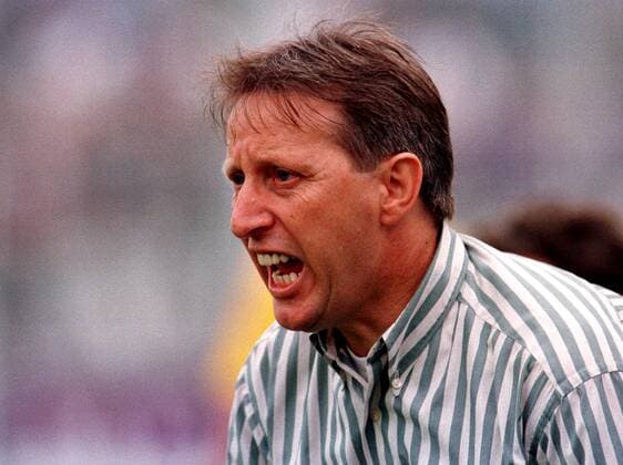 Trainer Lothar Gans (Osnabrück) energisch am Spielfeldrand Fußball Herren Regionalliga Nord 1999 2000, Relegation, VfL Osnabrück, Porträt Alte Försterei Stadion an der Wuhlheide Berlin Ungeduld
