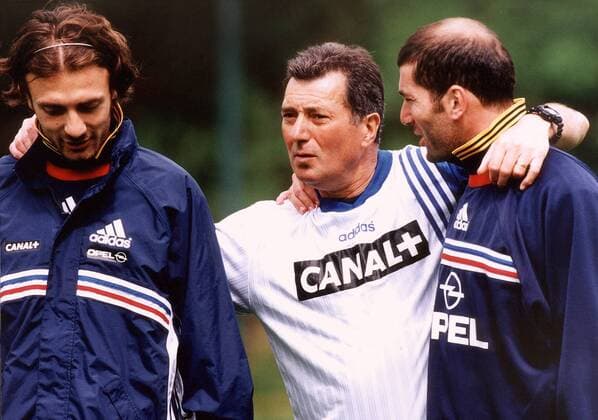 Nationaltrainer Roger Lemerre im Gespräch mit seinen beiden Schützlingen Christophe Dugarry (li.) und Zinedine Zidane (alle Frankreich, re.) Fußball Herren Nationalmannschaft 2000, Frankreich, Nationalteam, Training, Gruppe Harmonie,  
