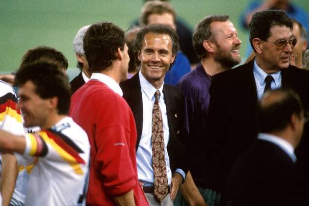 Teamchef Franz Beckenbauer (Deutschland, Mitte) freut sich im Kreise seiner Getreuen über den WM-Sieg Fußball WM Herren Weltmeisterschaft 1990, Finale, Endspiel, Länderspiel, Nationalmannschaft, Nationalteam Gruppe Olympiastadion, Stadio Olimpico Rom Glück Freude,