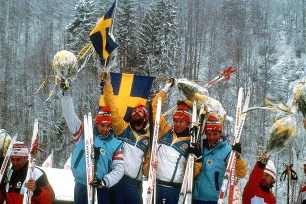 V.l. Torgny Mogren, Thomas Wassberg, Gunde Svan und Eric Östlund (alle Schweden) jubelnd Nordischer Skilauf WM Herren Weltmeisterschaft 1987, Skisport, Skilanglauf, Langlauf, Ski Nordisch Gruppe Oberstdorf Begeisterung, Freude,