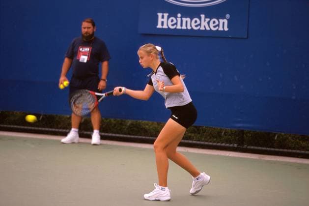 Jelena Dokic (Australien) - Vorhand beim Training, im Hintergrund sammelt ihr Vater die Bälle Tennis Damen Australian Open 2000, Grand Slam, WTA-Tour, Hartplatz, Hartcourt, Hartplatztennis, Hartplatzturnier Einzelbild Flinders Park Melbourne