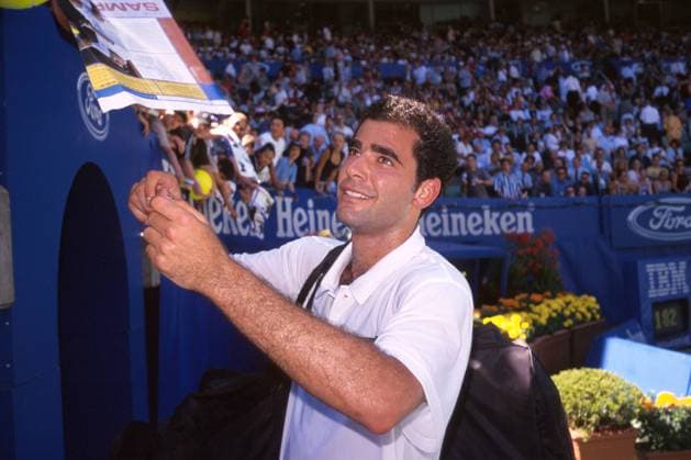 Pete Sampras (USA) erfüllt die Autogrammwünsche seiner Fans Tennis Herren Australian Open 2000, ATP-Tour, Grand Slam, Hardcourt, Hartplatz, Hartplatztennis, Hartplatzturnier Einzelbild Flinders Park Melbourne