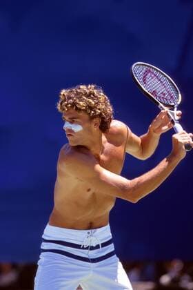 Gustavo Kuerten (Brasilien) mit Kriegsbemalung zum Schutz vor der Sonne - Rückhand Tennis Herren Australian Open 2000, ATP-Tour, Grand Slam, Hardcourt, Hartplatz, Hartplatztennis, Hartplatzturnier Einzelbild Flinders Park Melbourne