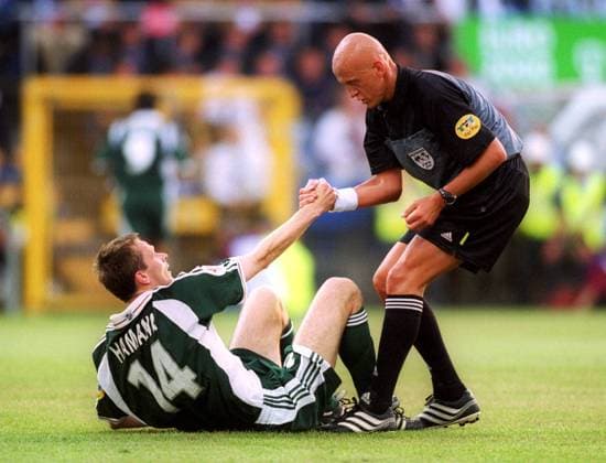 FIFA-Referee Pierluigi Collina (Italien) hilft Dietmar Hamann (Deutschland) wieder auf die Beine Fußball EM Herren Europameisterschaft 2000, Gruppenspiel, Gruppe A, Nationalmannschaft, Nationalteam, Länderspiel Gruppe Stade Communal Charleroi Kameradschaft