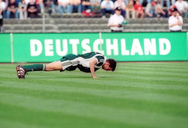 Markus Babbel - Liegestütze für Deutschland (Serie 2 3) Fußball Herren Abschied 2000, Abschiedsspiel Lothar M., Nationalmannschaft, Nationalteam, Nationaltrikot Einzelbild Olympiastadion München Komik