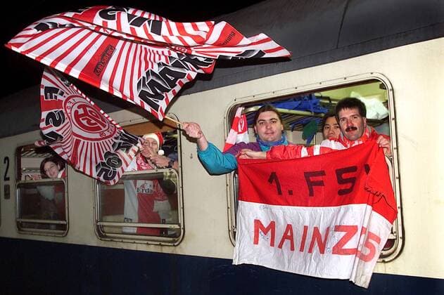 Mainzer Fans im Sonderzug auf dem Weg zum Pokal-Viertelfinale Fußball 2. BL Herren DFB-Pokal 1999 2000, FSV Mainz 05 Gruppe Hauptbahnhof Mainz Freude,