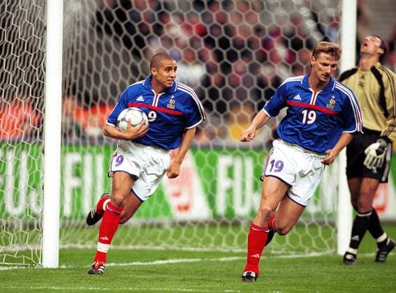 David Trezeguet (li.) und Tony Vairelles (beide Frankreich) beim verhaltenen Torjubel Fußball Länderspiel Herren Freundschaftsspiel 2000, Nationalmannschaft, Nationalteam, Nationaltrikot, Frankreich - Slowenien Gruppe Stade de France St. Denis Paris  