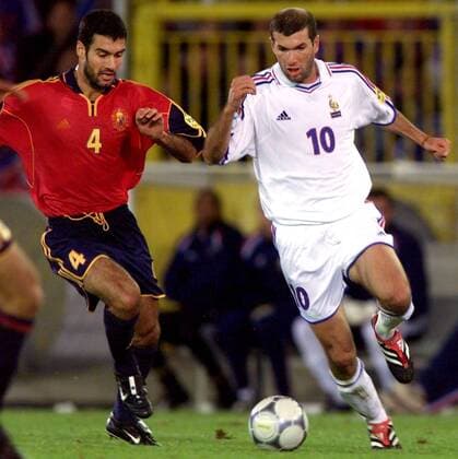 Josep Guardiola (li., Spanien) gegen Zinedine Zidane (Frankreich) Fußball EM Herren Europameisterschaft 2000, Nationalmannschaft, Nationalteam, Nationaltrikot, Viertelfinale Gruppe Länderspiel Pep Brügge Dynamik,