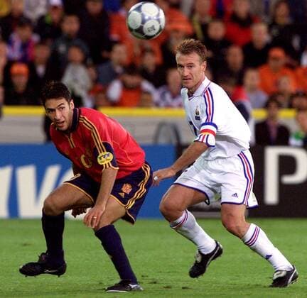 Raul Gonzalez (li., Spanien) gegen Didier Deschamps (Frankreich) Fußball EM Herren Europameisterschaft 2000, Nationalmannschaft, Nationalteam, Nationaltrikot, Viertelfinale Gruppe Jan-Breydel-Stadion, Länderspiel Brügge