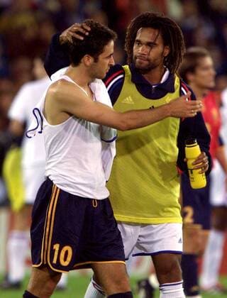 Raul Gonzalez (li., Spanien) wird nach dem Spiel von Christian Karembeu (Frankreich) getröstet Fußball EM Herren Europameisterschaft 2000, Nationalmannschaft, Nationalteam, Nationaltrikot, Viertelfinale Gruppe Jan-Breydel-Stadion, Länderspiel Brügge Enttäuschung, Kameradschaft, Nachdenklichkeit,