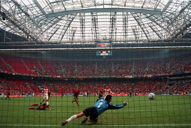 Nuno Gomes (li. am Boden, Portugal) trifft - Torhüter Rüstü Recber (Türkei) ist geschlagen Fußball EM Herren Europameisterschaft 2000, Nationalmannschaft, Nationalteam, Nationaltrikot, Viertelfinale Totale Amsterdam Arena Amsterdam Weite,