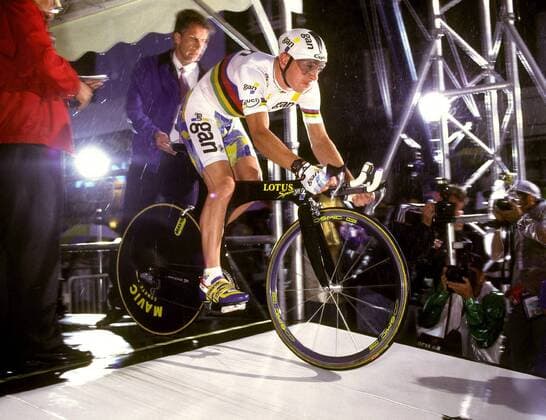 Chris Boardman (Großbritannien Gan) startet zum Prolog von der Rampe Radsport Herren Tour de France 1995, Straßenradsport, Radrennsport, Straßenradrennsport, Rad, Straße, Radrennen Einzelbild St. Brieuc Dynamik
