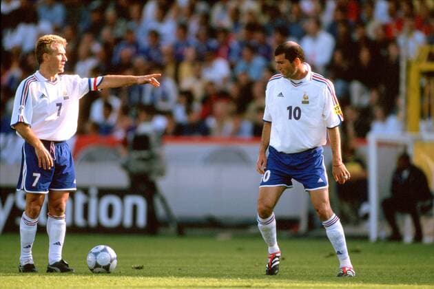 Didier Deschamps (li.) gibt beim Freistoß Anweisungen während Zinedine Zidane (re., beide Frankreich) den Ball fixiert Fußball EM Herren Europameisterschaft 2000, Vorrunde, Gruppenspiel, Gruppe D, Nationalmannschaft, Nationaltrikot Gruppe Jan-Breydel-Stadion Brügge Brugge
