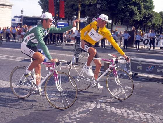 Erik Zabel (Deutschland) und Bjarne Riis (re., Dänemark beide Team Telekom) freuen sich über den Gewinn ihrer Trikots Radsport Herren Tour de France 1996, Radrennsport, Straßenradsport, Straßenradrennsport, Straße, Rad, Radrennen Gruppe Champs-Elysees Paris Glück, Freude,
