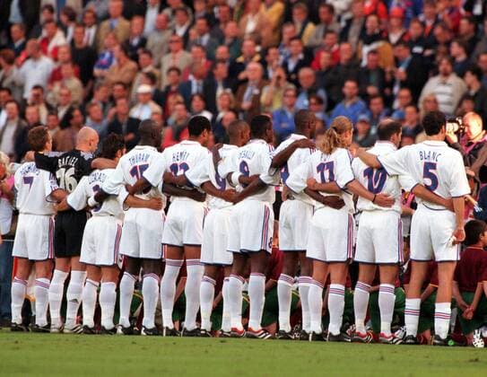 Das französische Nationalteam engumschlungen beim Abspielen der Nationalhymne Fußball EM Herren Europameisterschaft 2000, Länderspiel, Nationalmannschaft, Nationalteam, Nationaltrikot, Halbfinale Totale König-Baudouin-Stadion Brüssel Harmonie, Kameradschaft,