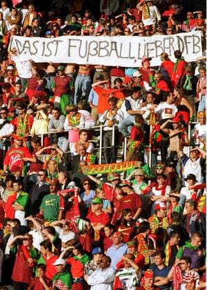 Süffisanter Kommentar an den DFB aus der portugiesischen Fankurve beim EM-Halbfinale an Fußball EM Herren Europameisterschaft 2000, Länderspiel, Nationalmannschaft, Nationalteam, Halbfinale Totale König-Baudouin-Stadion Brüssel Enttäuschung,