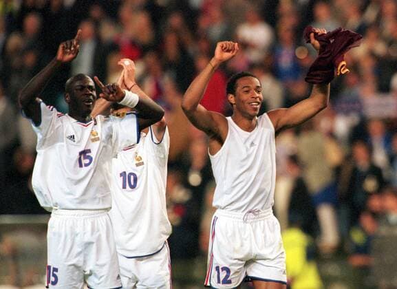 Lilian Thuram (li.) und Thierry Henry (beide Frankreich) jubeln nach Spielende über den Finaleinzug Fußball EM Herren Europameisterschaft 2000, Länderspiel, Nationalmannschaft, Nationalteam, Nationaltrikot, Halbfinale Gruppe König-Baudouin-Stadion Brüssel Freude,