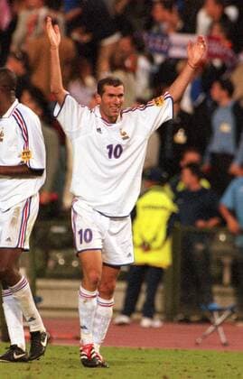 Zinedine Zidane (Frankreich) jubelt nach Spielende über den Finaleinzug Fußball EM Herren Europameisterschaft 2000, Länderspiel, Nationalmannschaft, Nationalteam, Nationaltrikot, Halbfinale Einzelbild König-Baudouin-Stadion Brüssel Freude,