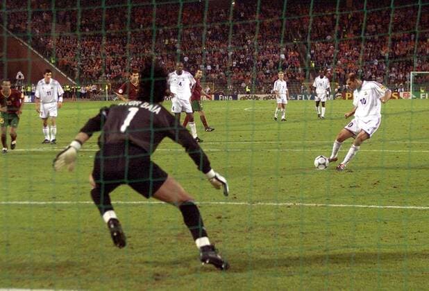 Zinedine Zidane (Frankreich, re.) verwandelt den entscheidenden Elfmeter gegen Torwart Vitor Baia (Portugal) Fußball EM Herren Europameisterschaft 2000, Länderspiel, Nationalmannschaft, Nationalteam, Nationaltrikot, Halbfinale Gruppe König-Baudouin-Stadion Brüssel