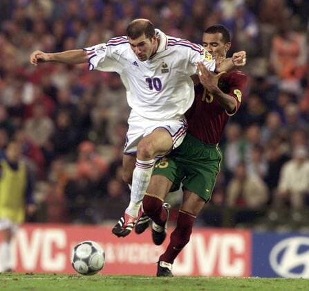 Zinedine Zidane (Frankreich, li.) gegen Costinha (Portugal) Fußball EM Herren Europameisterschaft 2000, Länderspiel, Nationalmannschaft, Nationalteam, Nationaltrikot, Halbfinale Gruppe König-Baudouin-Stadion Brüssel Dynamik,