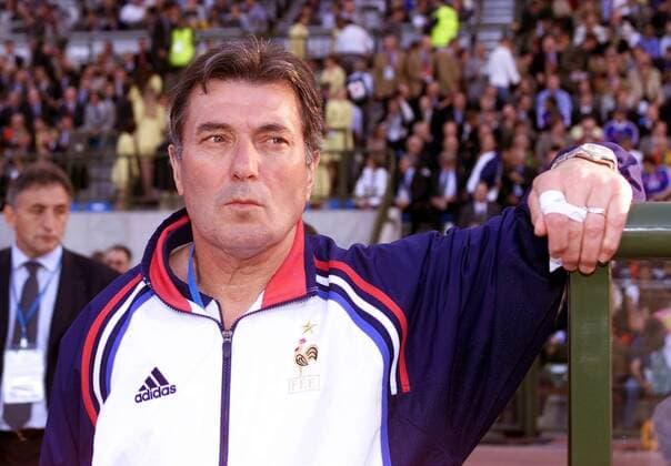 Nationaltrainer Roger Lemerre (Frankreich) in typischer Pose Fußball EM Herren Europameisterschaft 2000, Länderspiel, Nationalmannschaft, Nationalteam, Halbfinale Einzelbild König-Baudouin-Stadion Brüssel Skepsis, Nachdenklichkeit,