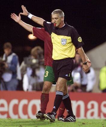 FIFA-Schiedsrichter Günter Benkö (Österreich) pfeift den entscheidenden Elfmeter gegen die Portugiesen Fußball EM Herren Europameisterschaft 2000, Länderspiel, Nationalmannschaft, Nationalteam, Halbfinale Einzelbild König-Baudouin-Stadion Brüssel