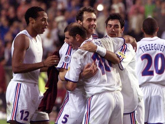 Zinedine Zidane (vorn) wird von Thierry Henry, Laurent Blanc und Robert Pires (v.li., alle Frankreich) umjubelt Fußball EM Herren Europameisterschaft 2000, Länderspiel, Nationalmannschaft, Nationalteam, Nationaltrikot, Halbfinale Gruppe König-Baudouin-Stadion Brüssel Glück, Freude, Begeisterung