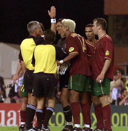 V.li.: Schiedsrichter Günter Benkö (Österreich) wird von Torhüter Baia, Abel Xavier, Costinha und Jorge Costa (alle Portugal) bedrängt Fußball EM Herren Europameisterschaft 2000, Länderspiel, Nationalmannschaft, Nationalteam, Nationaltrikot, Halbfinale Totale König-Baudouin-Stadion Brüssel Enttäuschung, Wut, Spannung