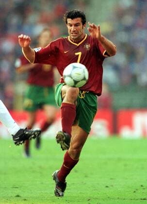 Luis Figo (Portugal) am Ball Fußball EM Herren Europameisterschaft 2000, Länderspiel, Nationalmannschaft, Nationalteam, Nationaltrikot, Halbfinale Einzelbild König-Baudouin-Stadion Brüssel Dynamik