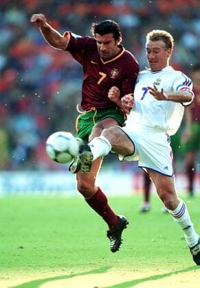 Luis Figo (Portugal, li.) im Duell mit Didier Deschamps (Frankreich) Fußball EM Herren Europameisterschaft 2000, Länderspiel, Nationalmannschaft, Nationalteam, Nationaltrikot, Halbfinale Gruppe König-Baudouin-Stadion Brüssel Dynamik, Kampf,