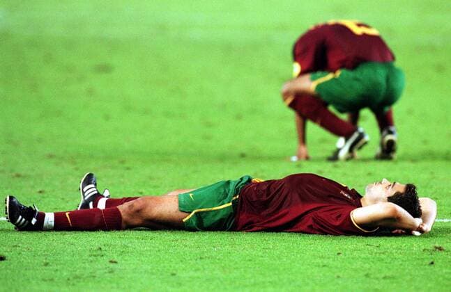 Sergio Conceicao (Portugal) nach Spielende am Boden zerstört Fußball EM Herren Europameisterschaft 2000, Länderspiel, Nationalmannschaft, Nationalteam, Nationaltrikot, Halbfinale Einzelbild König-Baudouin-Stadion Brüssel Enttäuschung, Verzweiflung
