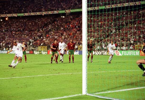Zinedine Zidane (Frankreich, li.) verwandelt den entscheidenden Elfmeter Fußball EM Herren Europameisterschaft 2000, Länderspiel, Nationalmannschaft, Nationalteam, Nationaltrikot, Halbfinale Totale König-Baudouin-Stadion Brüssel Dynamik