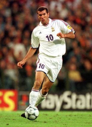 Zinedine Zidane (Frankreich) am Ball Fußball EM Herren Europameisterschaft 2000, Länderspiel, Nationalmannschaft, Nationalteam, Nationaltrikot, Halbfinale Einzelbild König-Baudouin-Stadion Brüssel