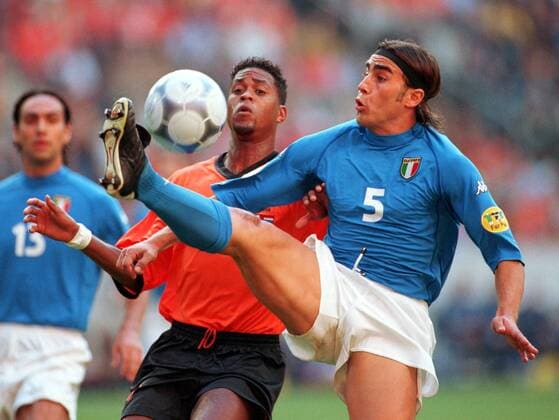 Fabio Cannavaro (Italien, re.) klärt vor Patrick Kluivert (Holland) Fußball EM Herren Europameisterschaft 2000, Länderspiel, Nationalmannschaft, Nationalteam, Nationaltrikot, Halbfinale Gruppe Amsterdam Arena Amsterdam Dynamik, Abwehr,