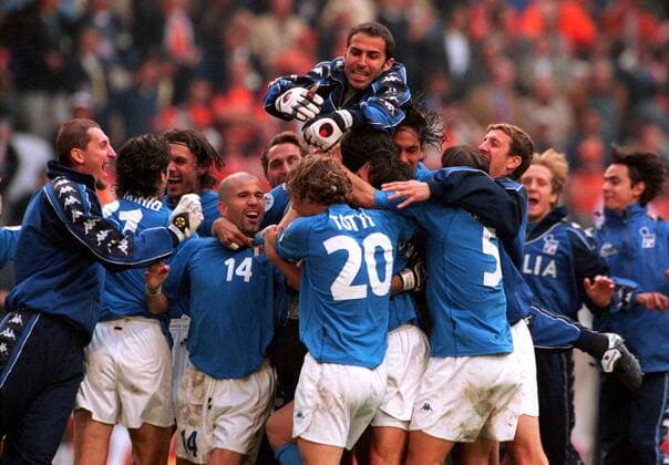 Die Italiener stürzen sich jubelnd auf Torhüter Francesco Toldo (Mi., Italien), v.li. Christian Abbiati, Maldini, Luigi di Biagio, di Livio, Totti, Francesco Antonioli (oben), Nesta, Cannavaro und Negro Fußball EM Herren Europameisterschaft 2000, Länderspiel, Nationalmannschaft, Nationalteam, Nationaltrikot, Halbfinale Totale Amsterdam Arena Amsterdam Freude, Begeisterung,
