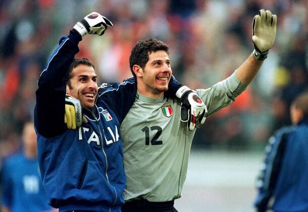 Torwart Francesco Toldo (re.) ist der Held des Abends - das zeigt auch Ersatz-Keeper Francesco Antonioli (beide Italien) an Fußball EM Herren Europameisterschaft 2000, Länderspiel, Halbfinale, Nationalmannschaft, Nationalteam, Nationaltrikot Gruppe Arena Amsterdam Glück, Harmonie, Freude, Kameradschaft,