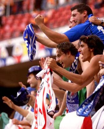 Italienische Tifosi feiern den Sieg der Squadra Azzurra Fußball EM Herren Europameisterschaft 2000, Länderspiel, Halbfinale, Nationalmannschaft, Nationalteam Gruppe Arena Amsterdam Begeisterung, Freude,
