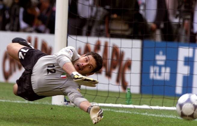 Torwart Francesco Toldo (Italien) hechtet nach dem Ball Fußball EM Herren Europameisterschaft 2000, Länderspiel, Halbfinale, Nationalmannschaft, Nationalteam, Nationaltrikot Einzelbild Arena Amsterdam Dynamik, Abwehr