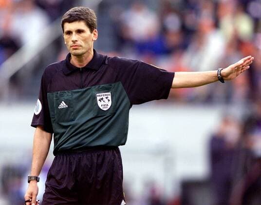 Schiedsrichter Dr. Markus Merk (Deutschland) Fußball EM Herren Europameisterschaft 2000, Länderspiel, Halbfinale Einzelbild Arena Amsterdam