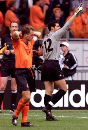 Torwart Francesco Toldo (Italien) freut sich über den gehaltenen Elfmeter von Frank de Boer (Holland, li.) Fußball EM Herren Europameisterschaft 2000, Länderspiel, Halbfinale, Nationalmannschaft, Nationalteam, Nationaltrikot Einzelbild Arena Amsterdam Freude, Enttäuschung