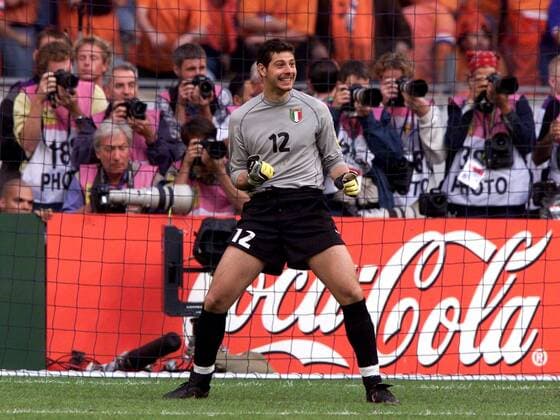 Torwart Francesco Toldo (Italien) ist der Matchwinner im Elfmeterschießen Fußball EM Herren Europameisterschaft 2000, Länderspiel, Halbfinale, Nationalmannschaft, Nationalteam, Nationaltrikot Einzelbild Arena Amsterdam Begeisterung, Freude,