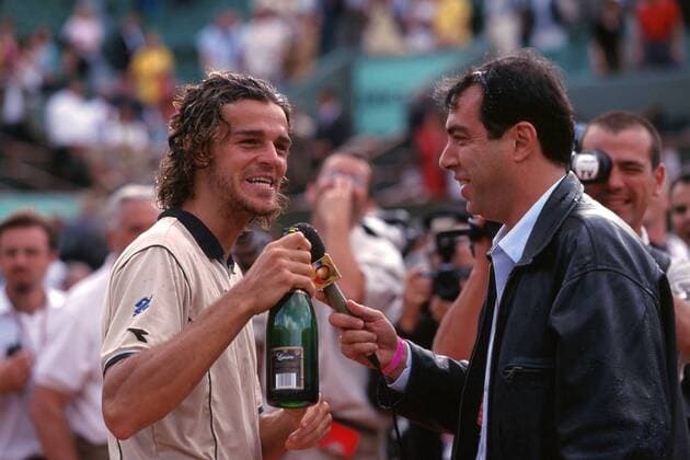 Gustavo Kuerten (Brasilien) im Interview Tennis Herren French Open 2000, ATP-Tour, Grand Slam, Sand, Sandplatz, Sandplatzturnier, Sandplatztennis Gruppe Roland Garros Paris Glück, Freude,